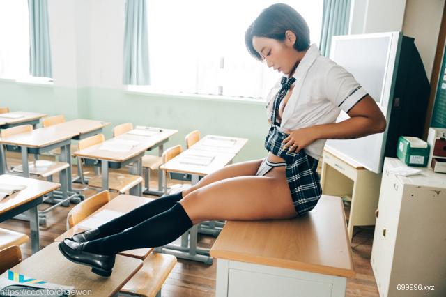  Booty Queen - Gal In A Shool Warehouse